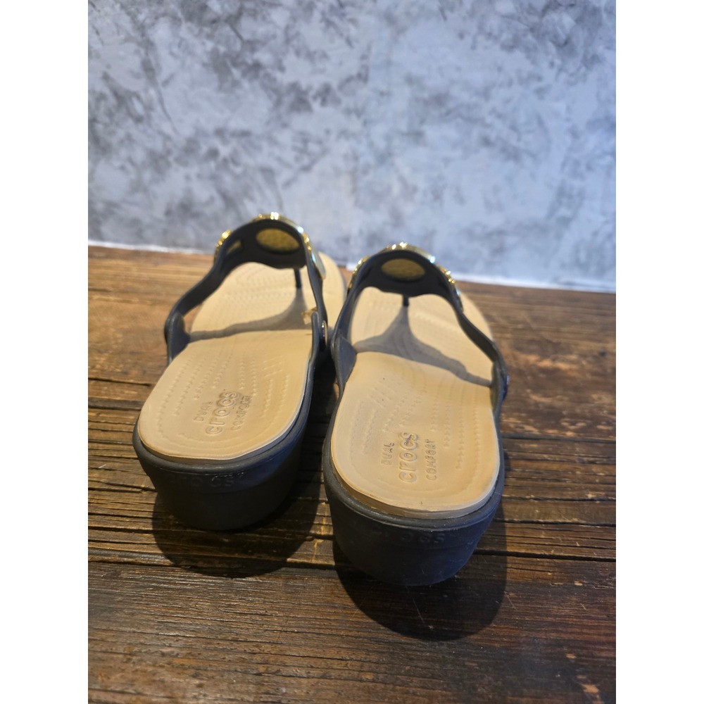 Crocs Sanrah Hammered Circle Wedge Sandals Black Tan Gold Medallion Womens 10 - Picture 3 of 6